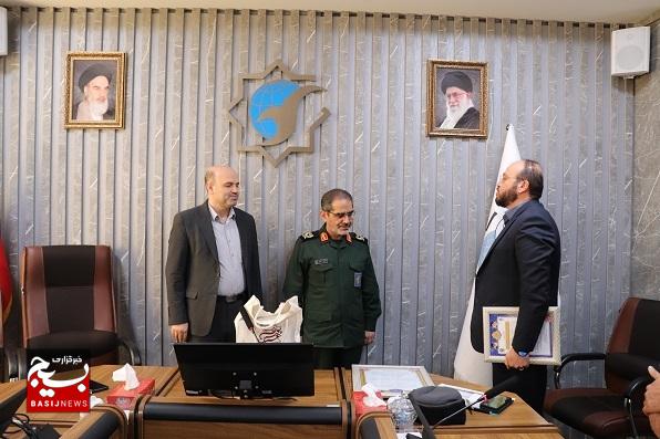 اهداء لوح یادبود نشان برتر جشنواره مالک اشتر اهداء لوح یادبود نشان برتر جشنواره مالک اشتر