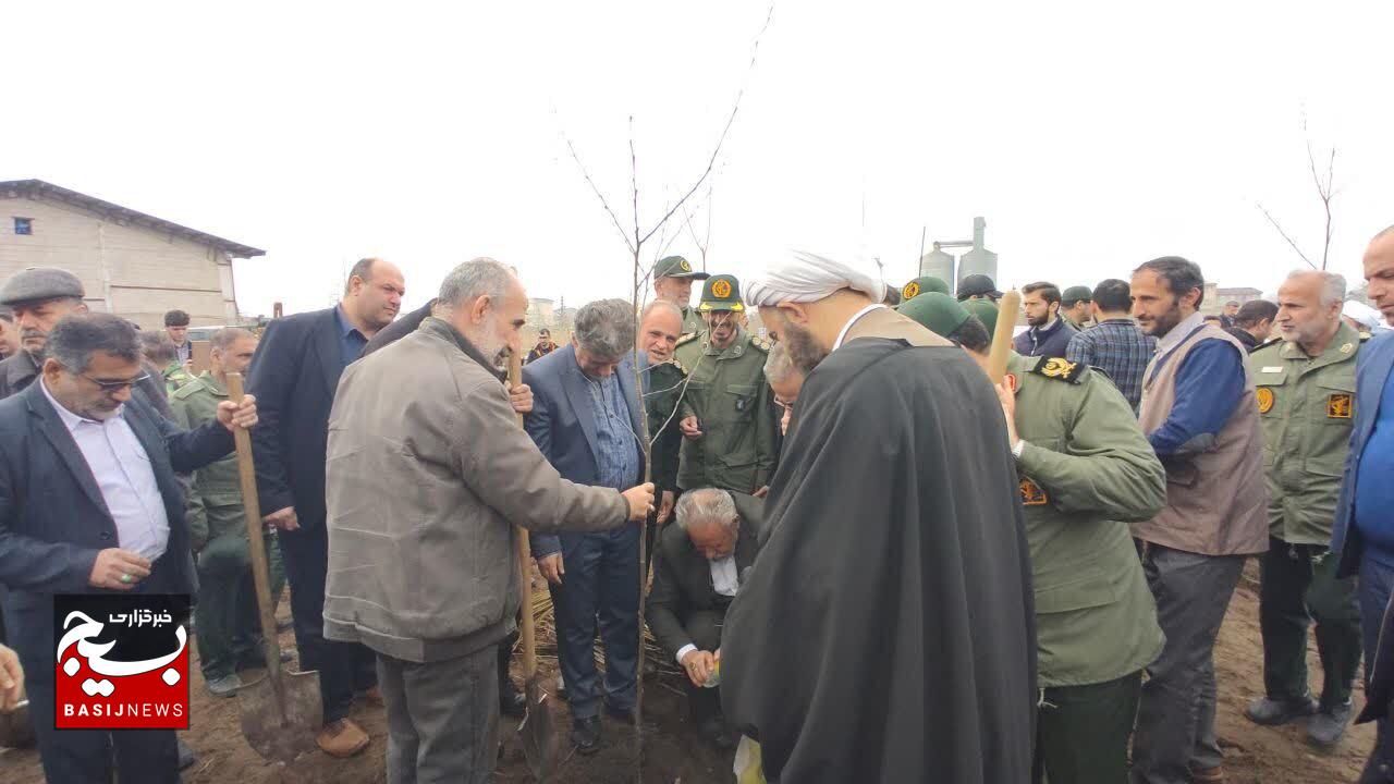 غرس ۵۰۰۰ نهال همزمان با مراسم سراسری درختکاری سپاه پاسداران انقلاب اسلامیمکان:اردوگاه قدس سپاه ناحیه رودسر #بسیج_ن غرس ۵۰۰۰ نهال همزمان با مراسم سراسری درختکاری سپاه پاسداران انقلاب اسلامیمکان:اردوگاه قدس سپاه ناحیه رودسر #بسیج_ن