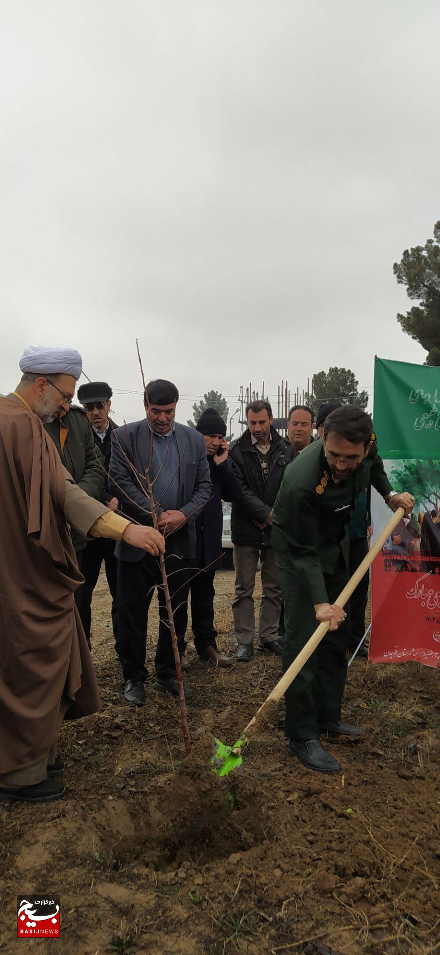 کاشت ۶٠۶٧ اصله نهال به همت گروههای جهادی و بسیجیان در قوچان کاشت ۶٠۶٧ اصله نهال به همت گروههای جهادی و بسیجیان در قوچان