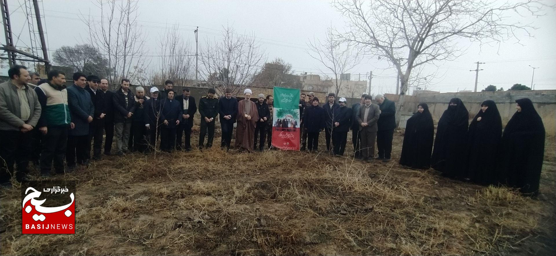 کاشت ۶٠۶٧ اصله نهال به همت گروههای جهادی و بسیجیان در قوچان کاشت ۶٠۶٧ اصله نهال به همت گروههای جهادی و بسیجیان در قوچان