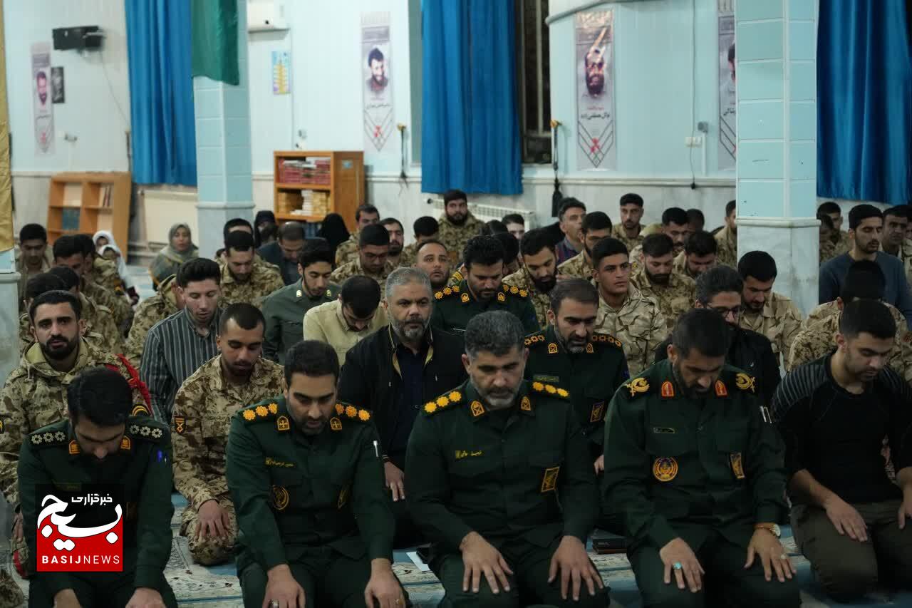 تجلیل از قهرمانان سپاه و بسیج لرستان با حضور نماینده ولی فقیه در استان لرستان و فرمانده سپاه استان تجلیل از قهرمانان سپاه و بسیج لرستان با حضور نماینده ولی فقیه در استان لرستان و فرمانده سپاه استان