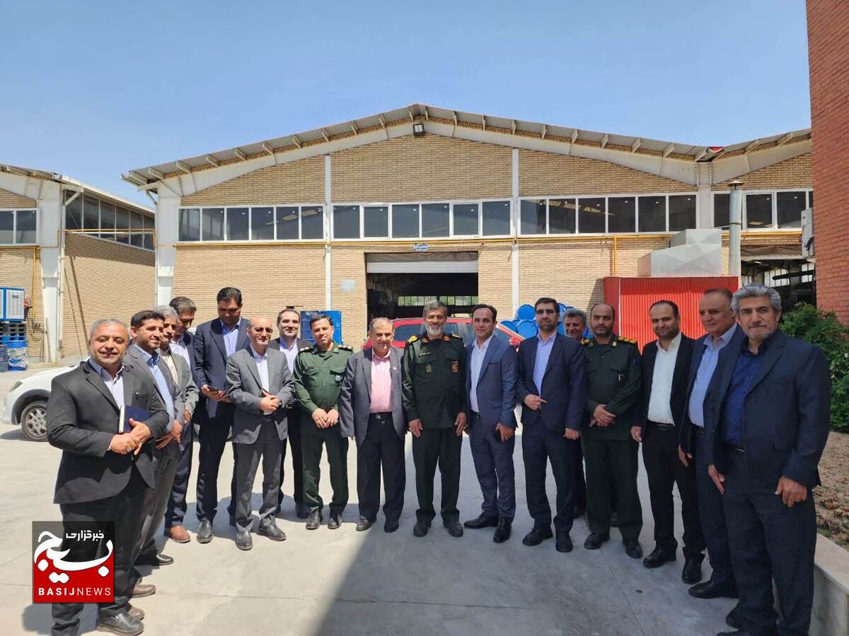  

تجلیل از کارگران شرکت صنعتی و شیمیایی نگین زره پارسیان توسط سردار رفیعی آتانی