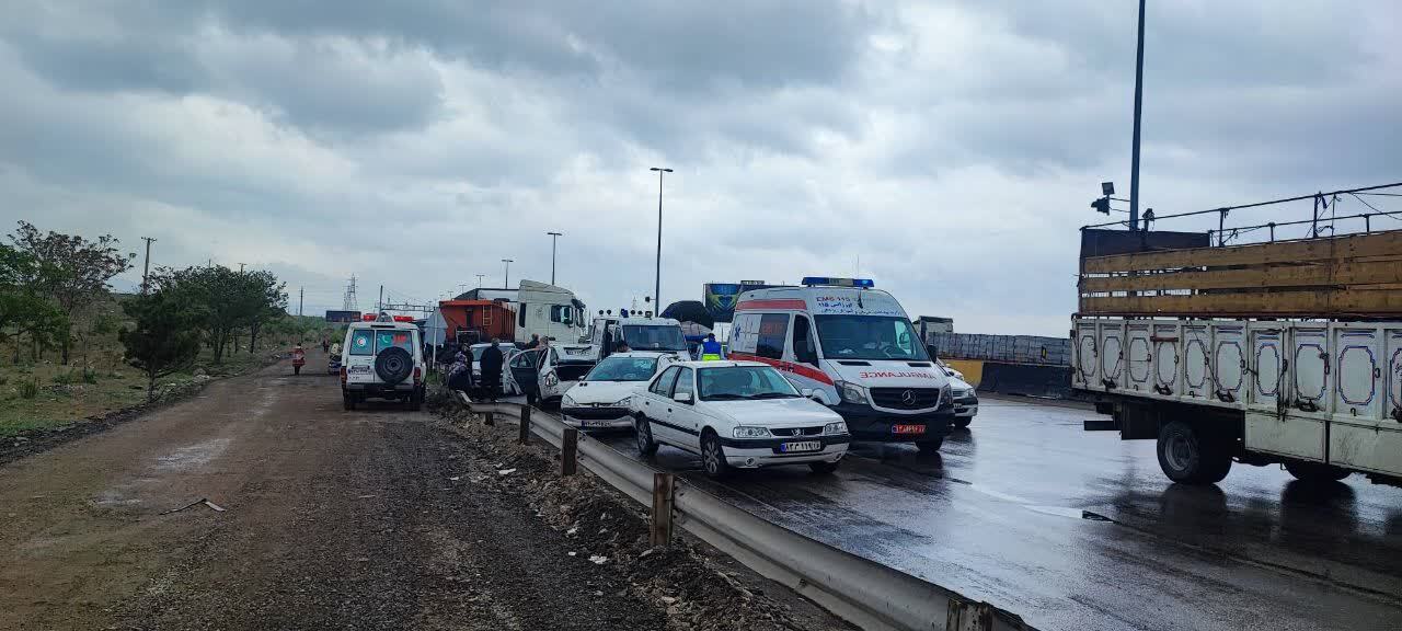 تصادف زنجیره ای در آزادراه قزوین _ زنجان ۱۰ مصدوم بر جای گذاشت تصادف زنجیره ای در آزادراه قزوین _ زنجان ۱۰ مصدوم بر جای گذاشت