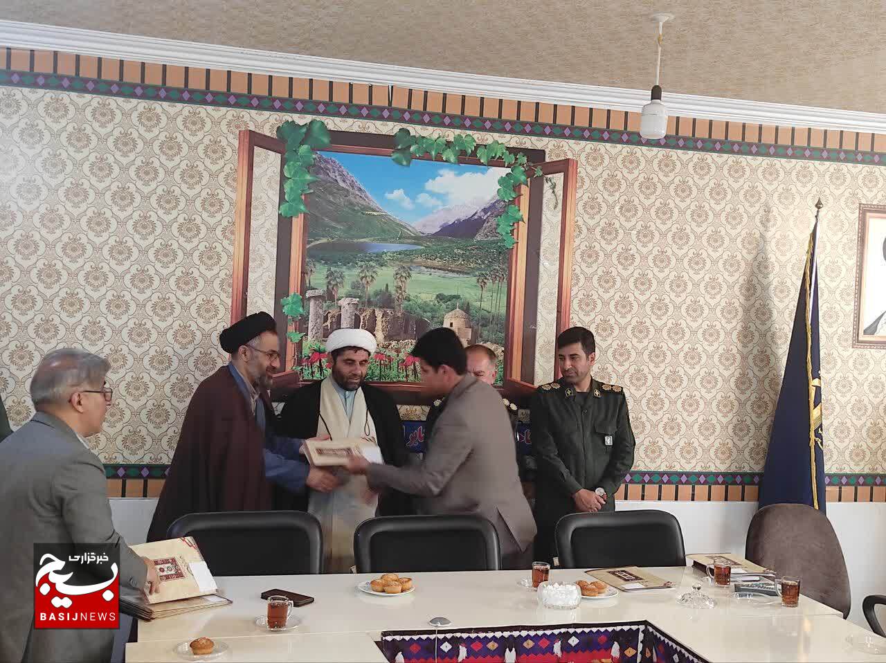 تجلیل از مربیان عقیدتی برتر عرصه جهاد تبیین ناحیه عشایری کهگیلویه و بویراحمد تجلیل از مربیان عقیدتی برتر عرصه جهاد تبیین ناحیه عشایری کهگیلویه و بویراحمد