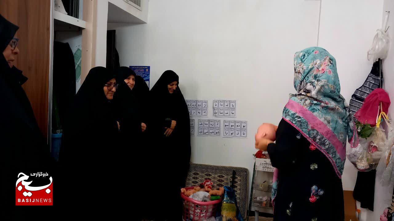 مسئول سازمان بسیج جامعه زنان قم از چند کارگاه تولیدی خانگی پردیسان بازدید کرد مسئول سازمان بسیج جامعه زنان قم از چند کارگاه تولیدی خانگی پردیسان بازدید کرد