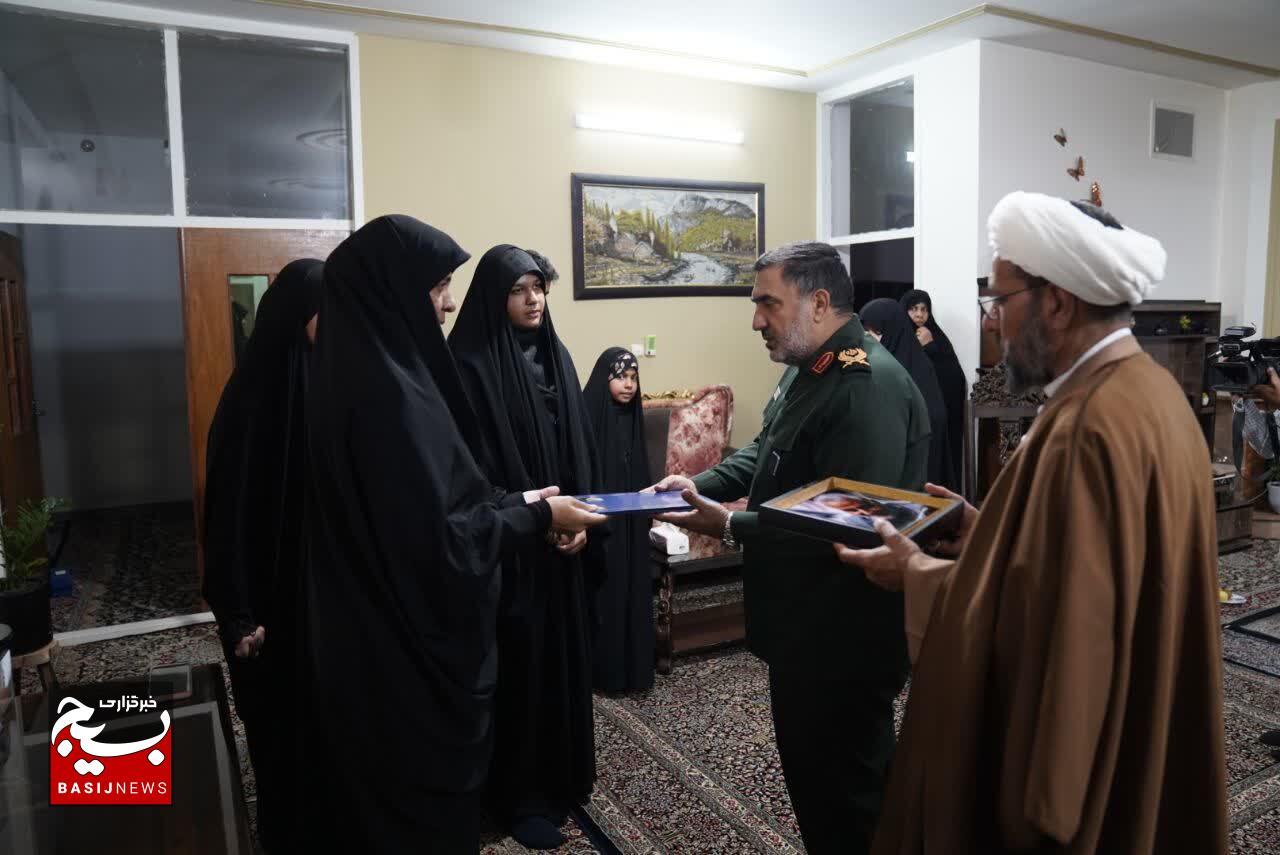 دشمن برای ضربه زدن به نظام از تمام گزینه ها استفاده کرده است دشمن برای ضربه زدن به نظام از تمام گزینه ها استفاده کرده است
