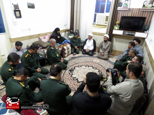 دیدار فرمانده سپاه استان بوشهر با خانواده شهید غلامرضا فرحی دیدار فرمانده سپاه استان بوشهر با خانواده شهید غلامرضا فرحی