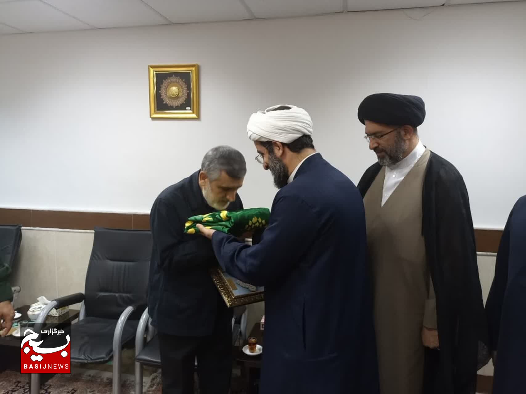 نشان فاطمی به سردار حاجیزاده اهدا شد نشان فاطمی به سردار حاجیزاده اهدا شد