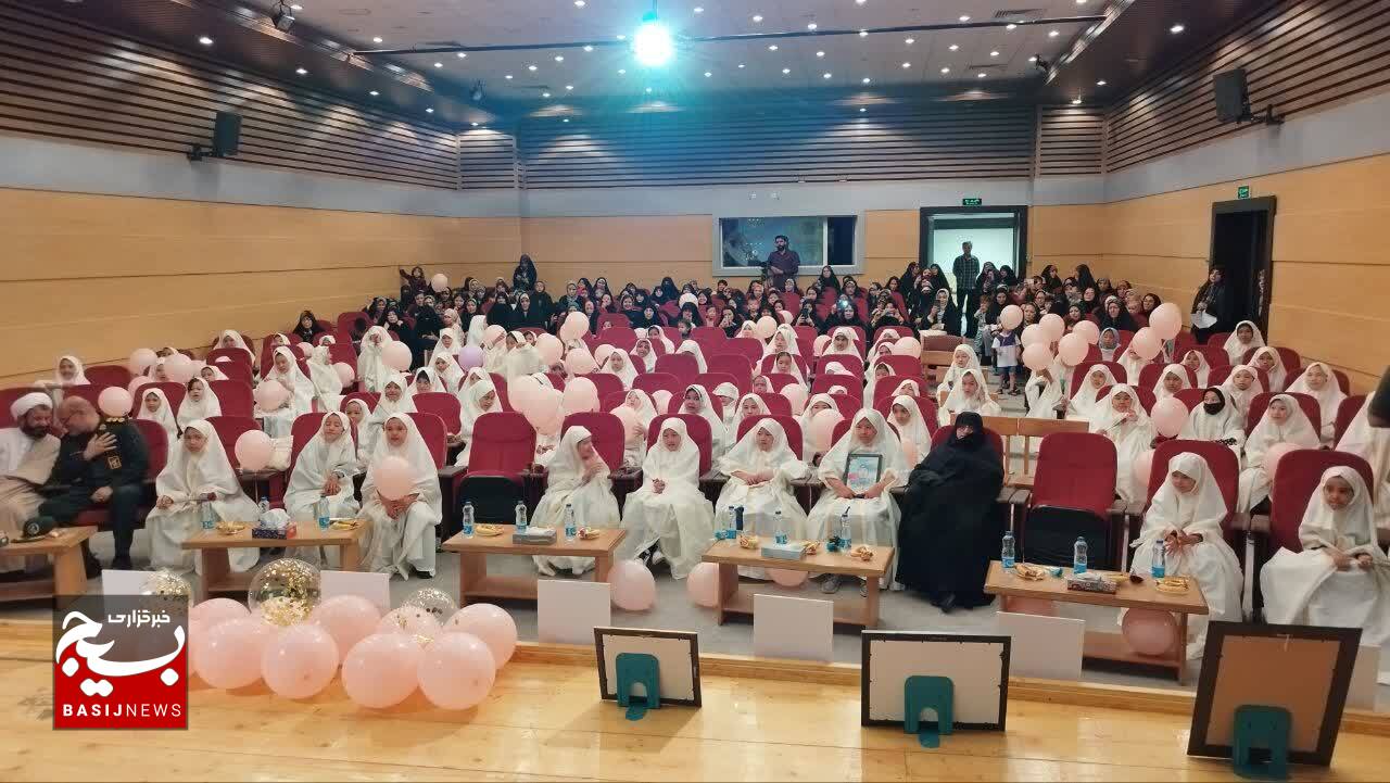 جشن تکلیف ۱۵۰دختر شهید مدافع حرم در قم برگزار شد