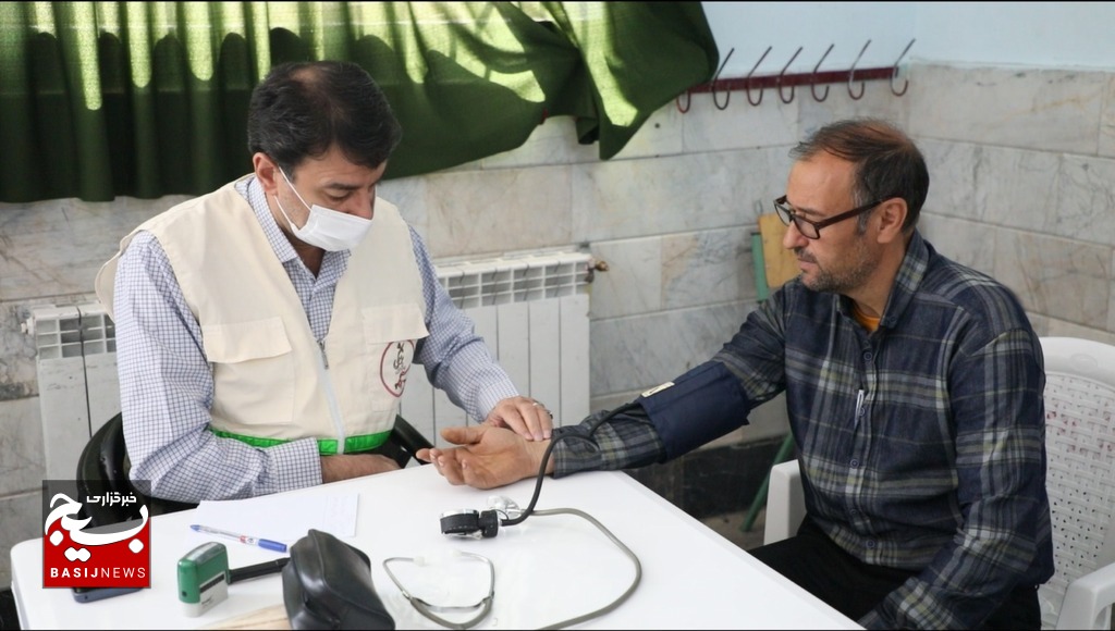 ارائه خدمات ویزیت رایگان توسط پزشکان جهادگر در قم+ تصاویر