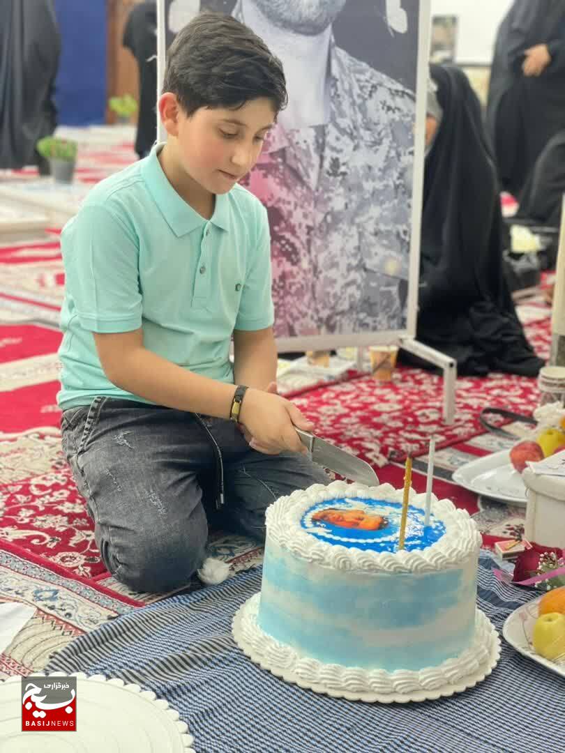 جشن تولد شهید مدافع امنیت و حرم مجید یوسفی در مزارشهدا جشن تولد شهید مدافع امنیت و حرم مجید یوسفی در مزارشهدا