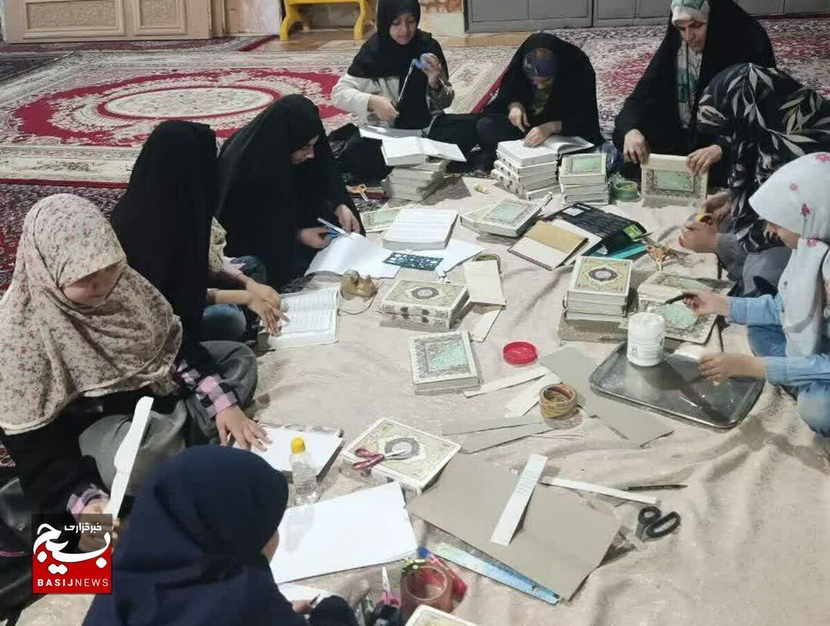 صحافی و مرمت کتب ادعیه و قرآن توسط نوجوانان بسیجی