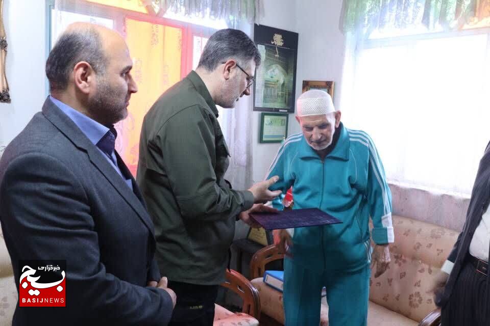 دیدار جامعه کار وتولید استان گیلان با خانواده شهید و رزمنده و کارگر بسیجی دیدار جامعه کار وتولید استان گیلان با خانواده شهید و رزمنده و کارگر بسیجی