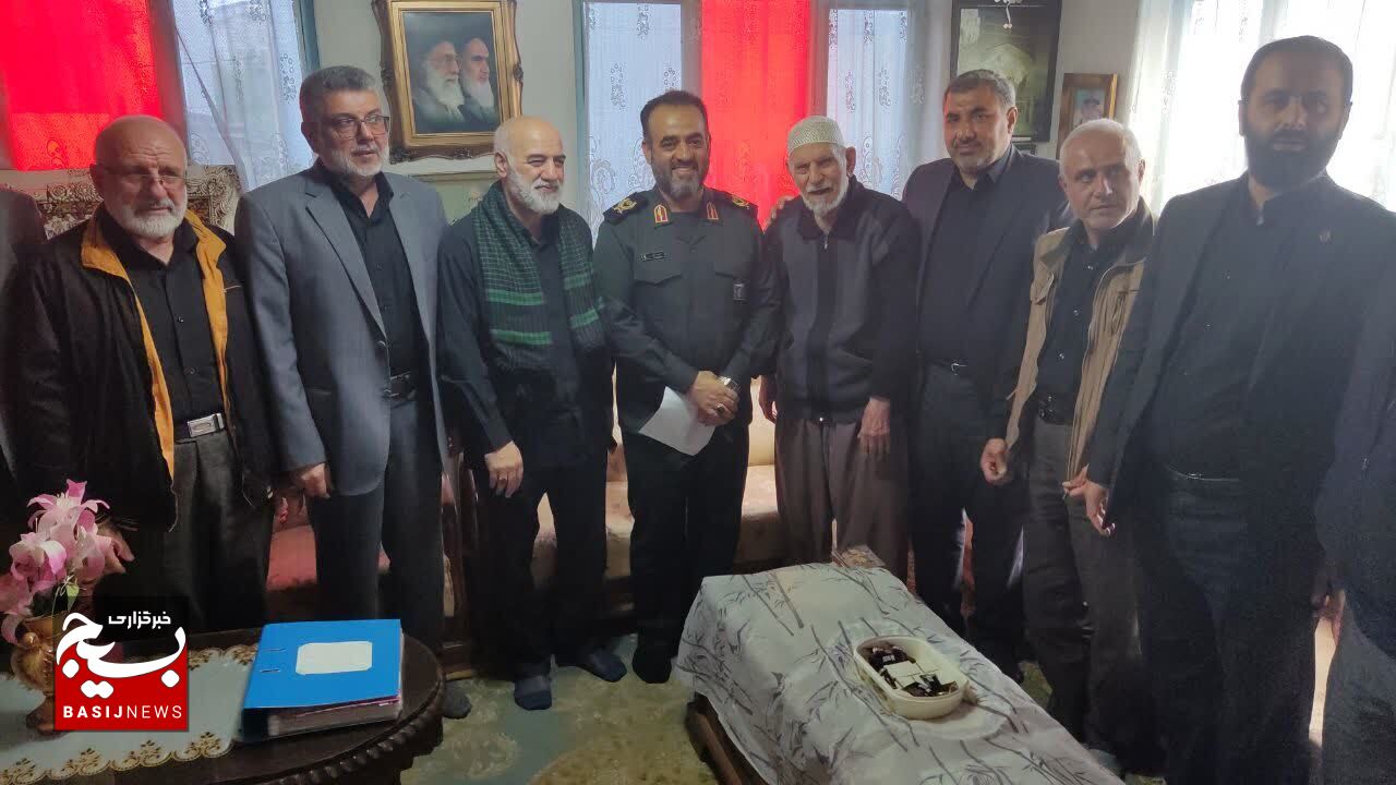 دیدار فرمانده سپاه قدس گیلان با خانواده ۲ جانباز دیدار فرمانده سپاه قدس گیلان با خانواده ۲ جانباز