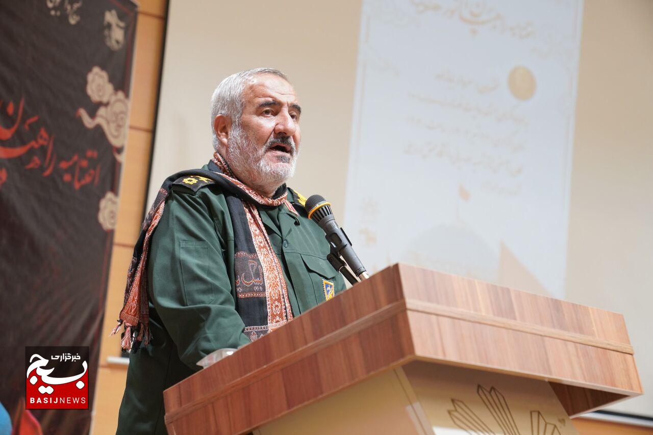 فرمانده قرارگاه منطقهای عاشورا: همکاری دانشگاه و بسیج زمینهساز تعالی دانشجویان است فرمانده قرارگاه منطقهای عاشورا: همکاری دانشگاه و بسیج زمینهساز تعالی دانشجویان است