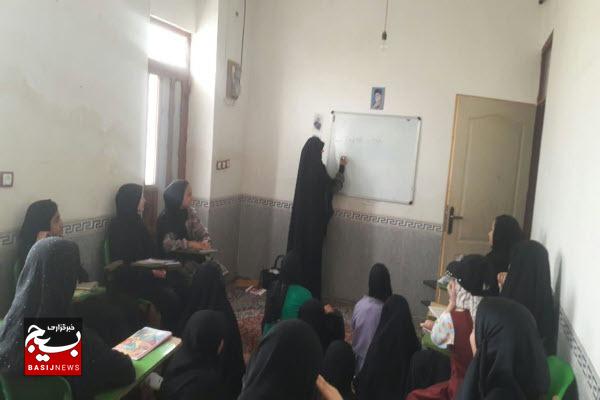 دغدغه و احساس تکلیف بانوی خیاط و آموزش قرآن به کودکان روستای سیمین دغدغه و احساس تکلیف بانوی خیاط و آموزش قرآن به کودکان روستای سیمین