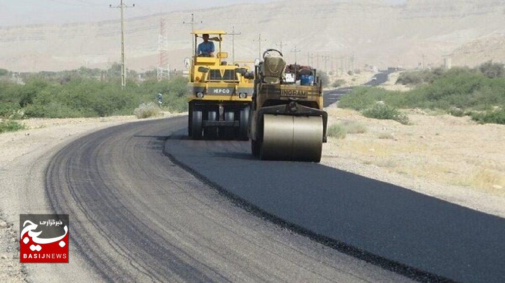 جهادگران بسیجی کمربندی شهرک به طالقان را آسفالت می‌کنند
