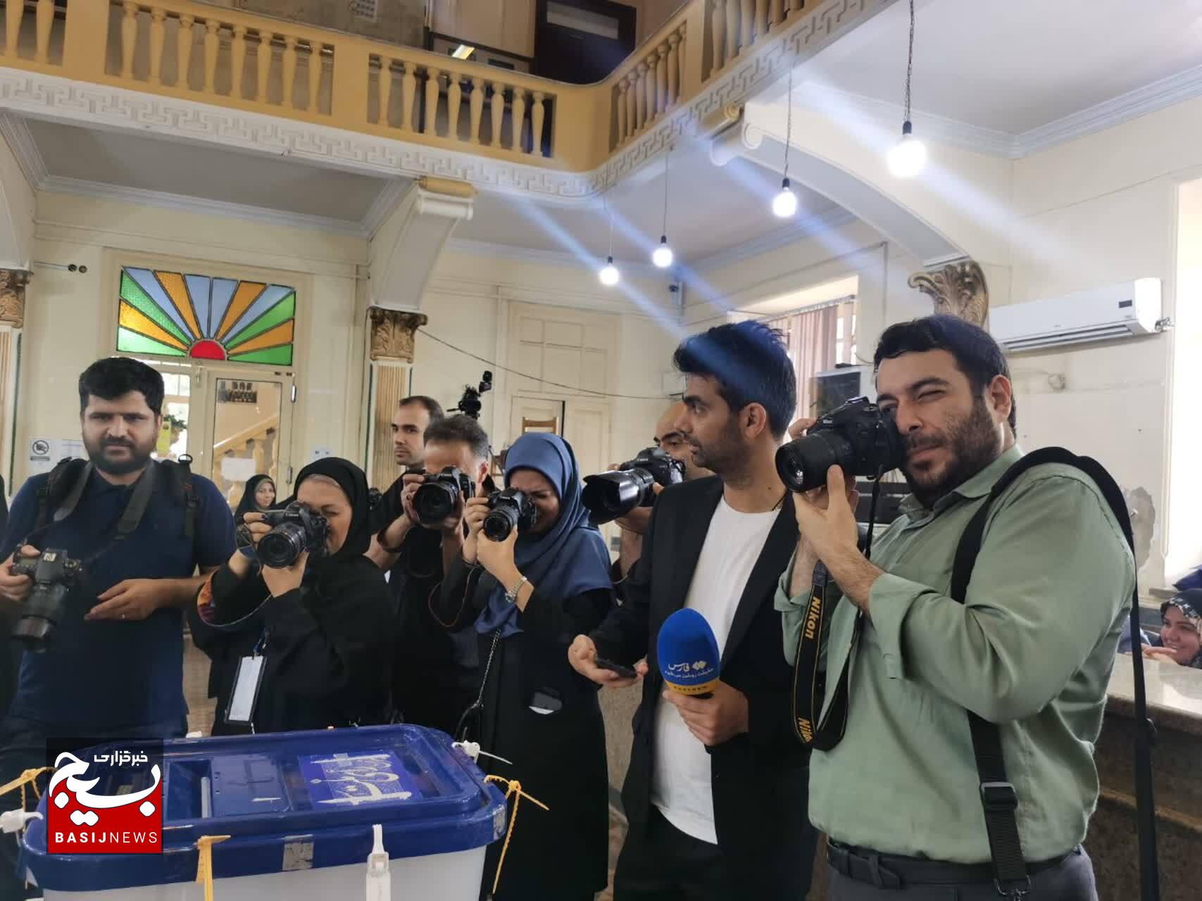 حضور خستگی ناپذیر خبرنگاران گیلانی پای صندوق های رای حضور خستگی ناپذیر خبرنگاران گیلانی پای صندوق های رای