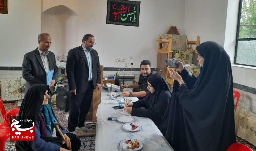 حضور خستگی ناپذیر خبرنگاران گیلانی پای صندوق های رای حضور خستگی ناپذیر خبرنگاران گیلانی پای صندوق های رای