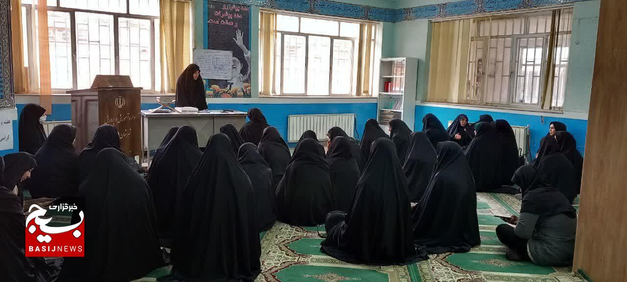 اهداء ۸۰۰ جلد کتاب نهج البلاغه به بسیجیان پایگاه اهداء ۸۰۰ جلد کتاب نهج البلاغه به بسیجیان پایگاه