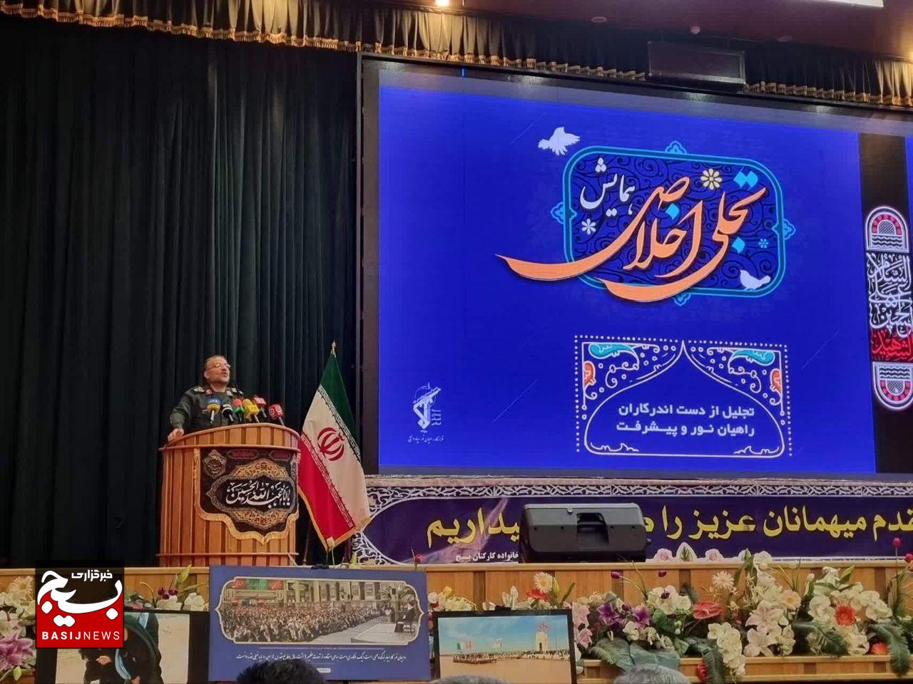 تجلیل از فرمانده سپاه استان زنجان در همایش کشوری تجلی اخلاص تجلیل از فرمانده سپاه استان زنجان در همایش کشوری تجلی اخلاص