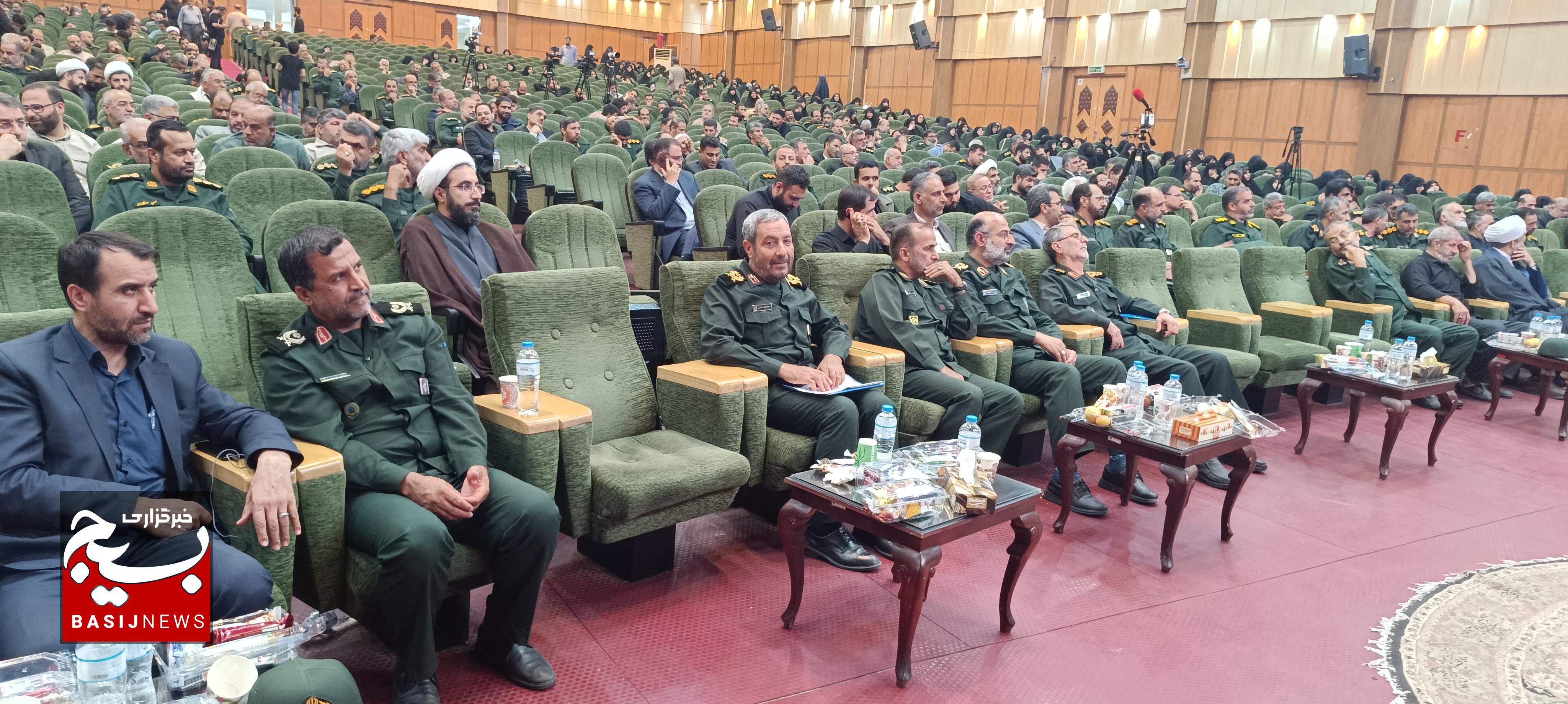تجلیل از فرمانده سپاه استان زنجان در همایش کشوری تجلی اخلاص تجلیل از فرمانده سپاه استان زنجان در همایش کشوری تجلی اخلاص