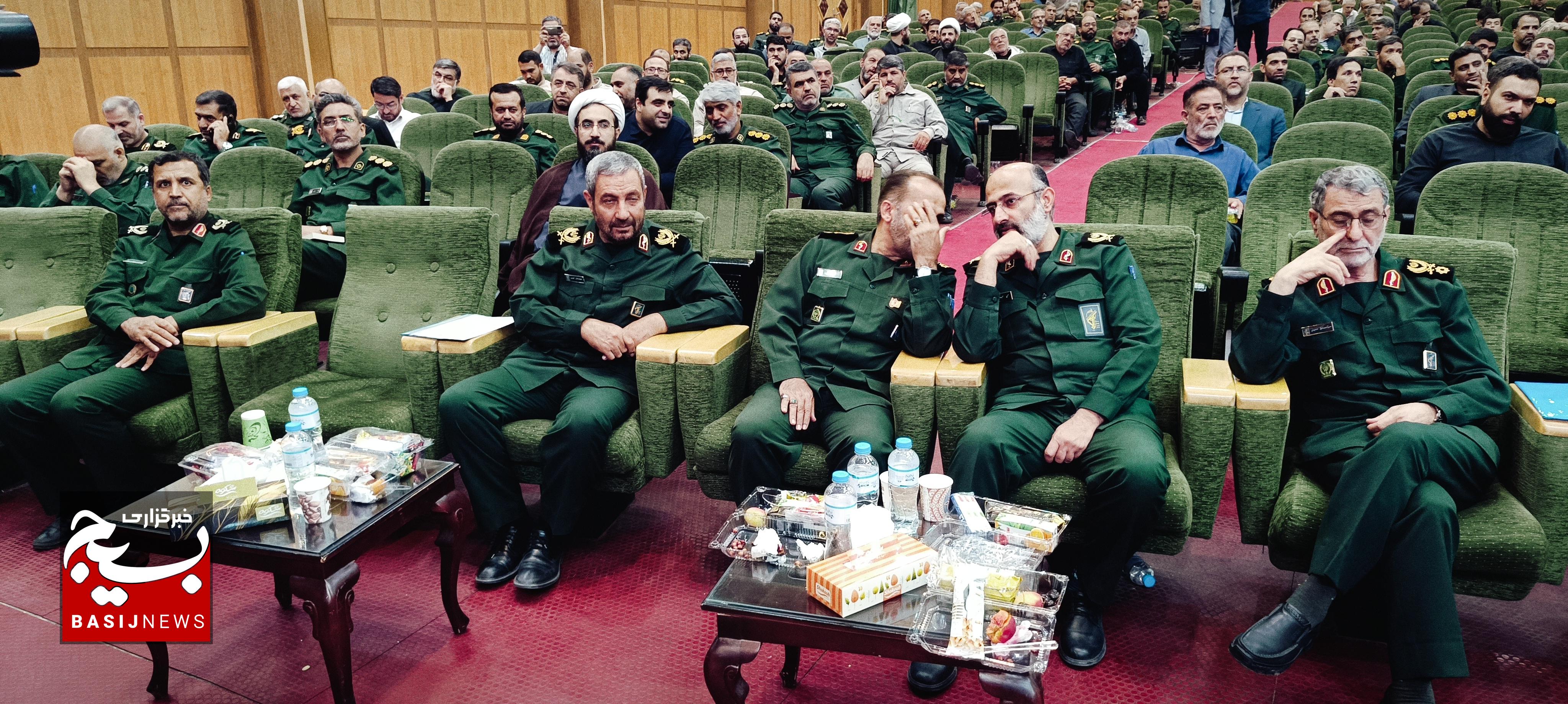 تجلیل از فرمانده سپاه استان زنجان در همایش کشوری تجلی اخلاص تجلیل از فرمانده سپاه استان زنجان در همایش کشوری تجلی اخلاص