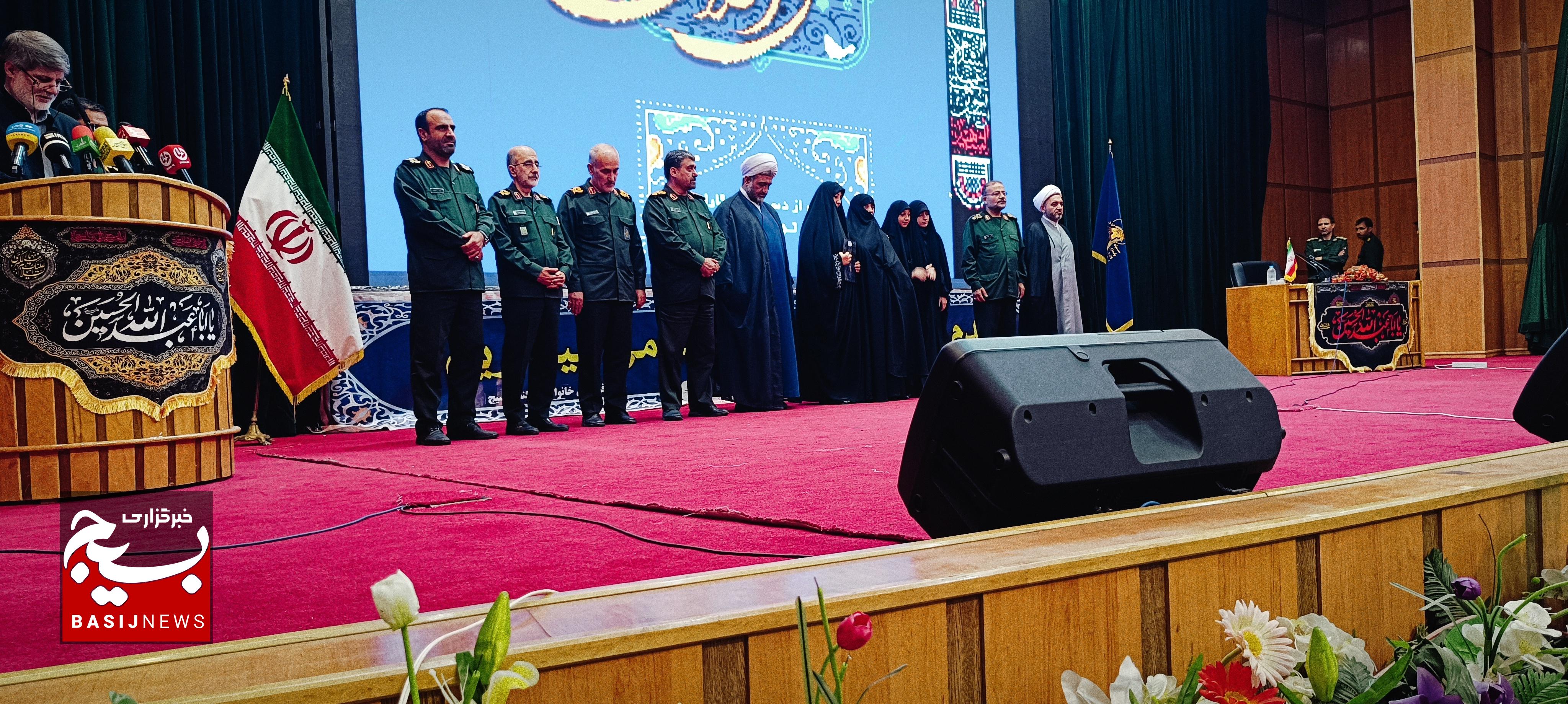 تجلیل از فرمانده سپاه استان زنجان در همایش کشوری تجلی اخلاص تجلیل از فرمانده سپاه استان زنجان در همایش کشوری تجلی اخلاص