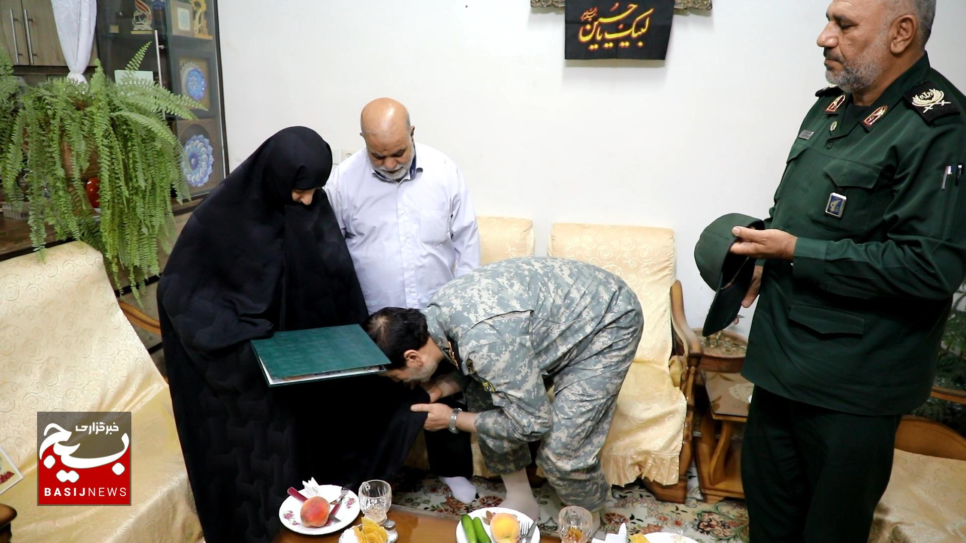 دیدار فرماندهان ارشد نظامی با خانواده شهید مدافع حرم در شهرکرد دیدار فرماندهان ارشد نظامی با خانواده شهید مدافع حرم در شهرکرد