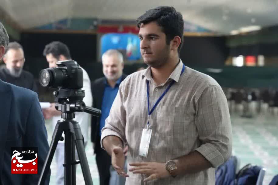 دیدار خبرنگار دانش آموز فردیسی با رهبر معظم انقلاب اسلامی نقطه عطف زندگی اش شد دیدار خبرنگار دانش آموز فردیسی با رهبر معظم انقلاب اسلامی نقطه عطف زندگی اش شد