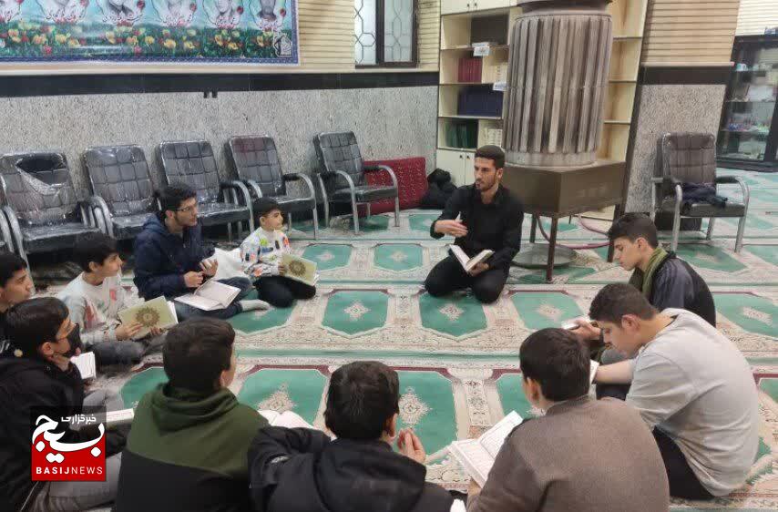 انس با قرآن باعث آرامش قلب در انسان میشود انس با قرآن باعث آرامش قلب در انسان میشود