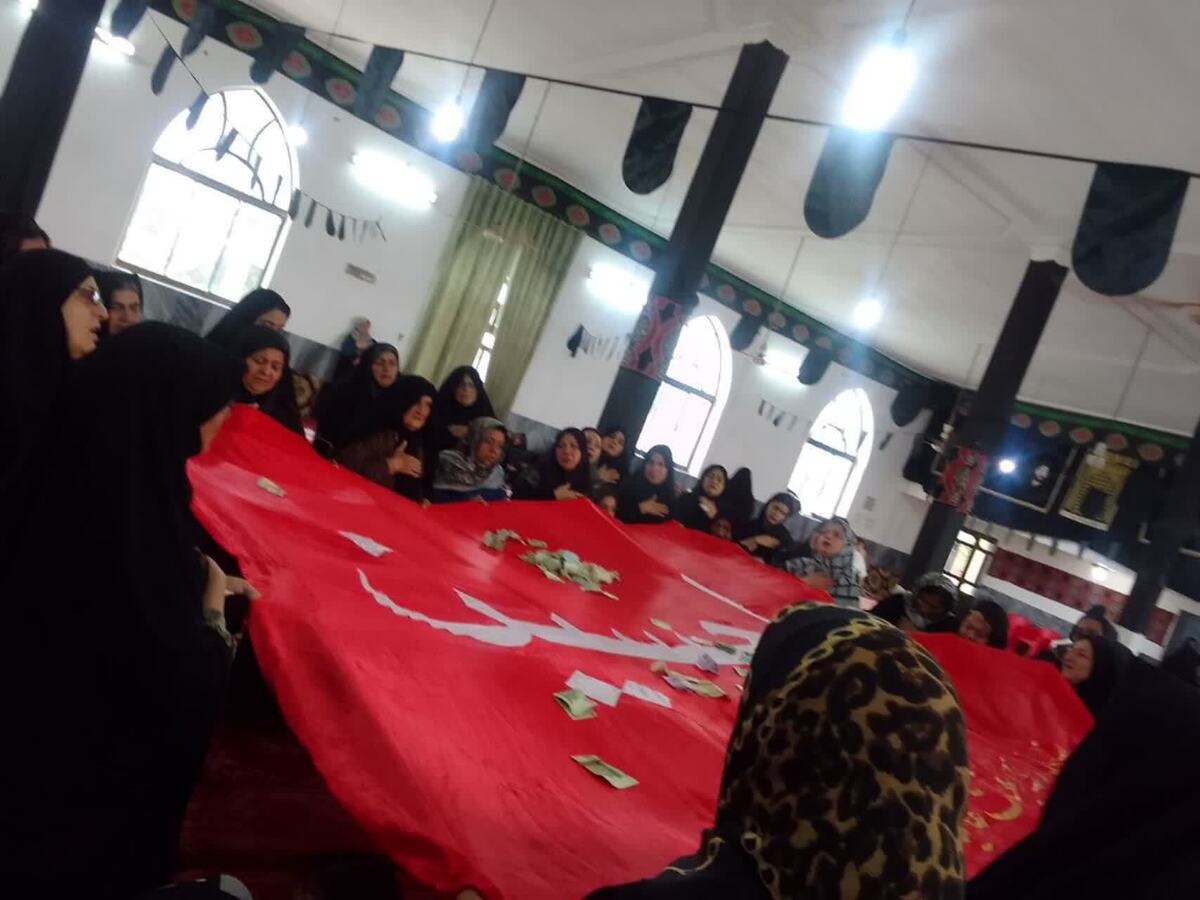 مراسم پرچم گردانی پرچم متبرک حرم حضرت امام حسین (ع) در حسینیه محله ی فندری شهرستان قائمشهر برگزار شد.