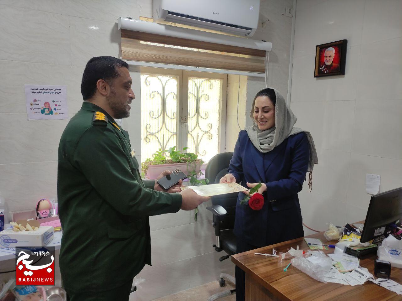 تقدیر فرمانده سپاه دیّر از پزشکان درمانگاه شهید فخرایی به مناسبت روز پزشک تقدیر فرمانده سپاه دیّر از پزشکان درمانگاه شهید فخرایی به مناسبت روز پزشک