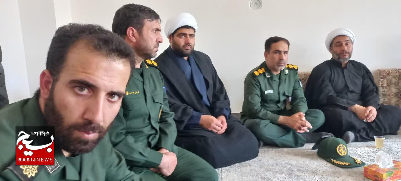 سردار علیپور با خانواده شهید میریان دیدار کرد سردار علیپور با خانواده شهید میریان دیدار کرد