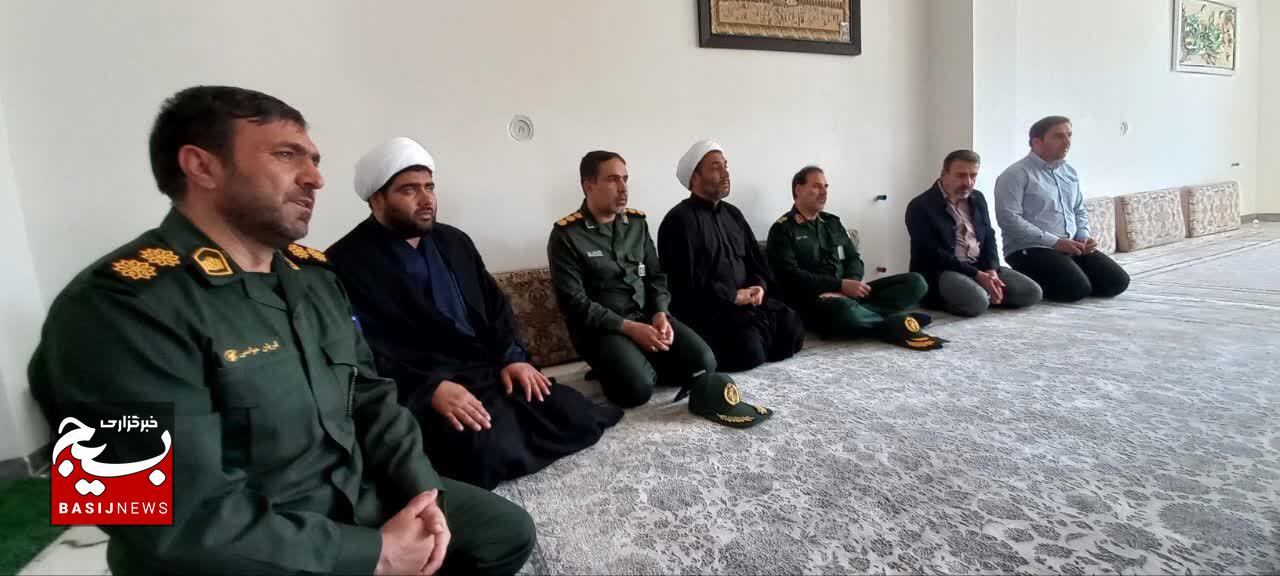 سردار علیپور با خانواده شهید میریان دیدار کرد سردار علیپور با خانواده شهید میریان دیدار کرد
