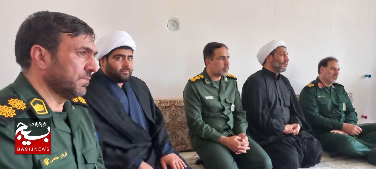 سردار علیپور با خانواده شهید میریان دیدار کرد سردار علیپور با خانواده شهید میریان دیدار کرد
