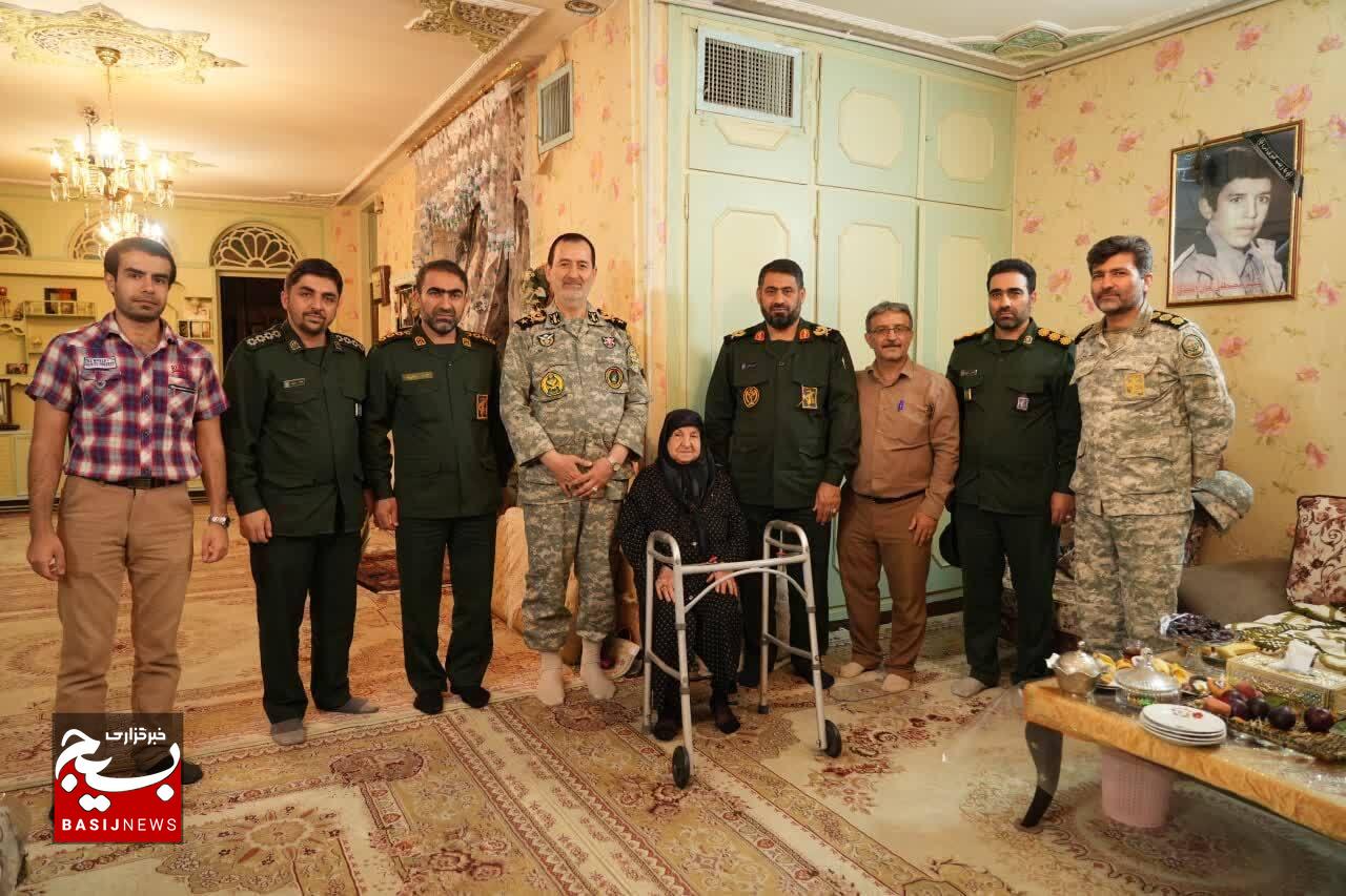دیدار جانشین معاونت فرهنگی و تبلیغات دفاعی ستاد کل نیروهای مسلح و فرمانده سپاه حضرت ابوالفضل(ع) از خانواده شهید مفقودالاثر مصطفی جاناحمدی دیدار جانشین معاونت فرهنگی و تبلیغات دفاعی ستاد کل نیروهای مسلح و فرمانده سپاه حضرت ابوالفضل(ع) از خانواده شهید مفقودالاثر مصطفی جاناحمدی