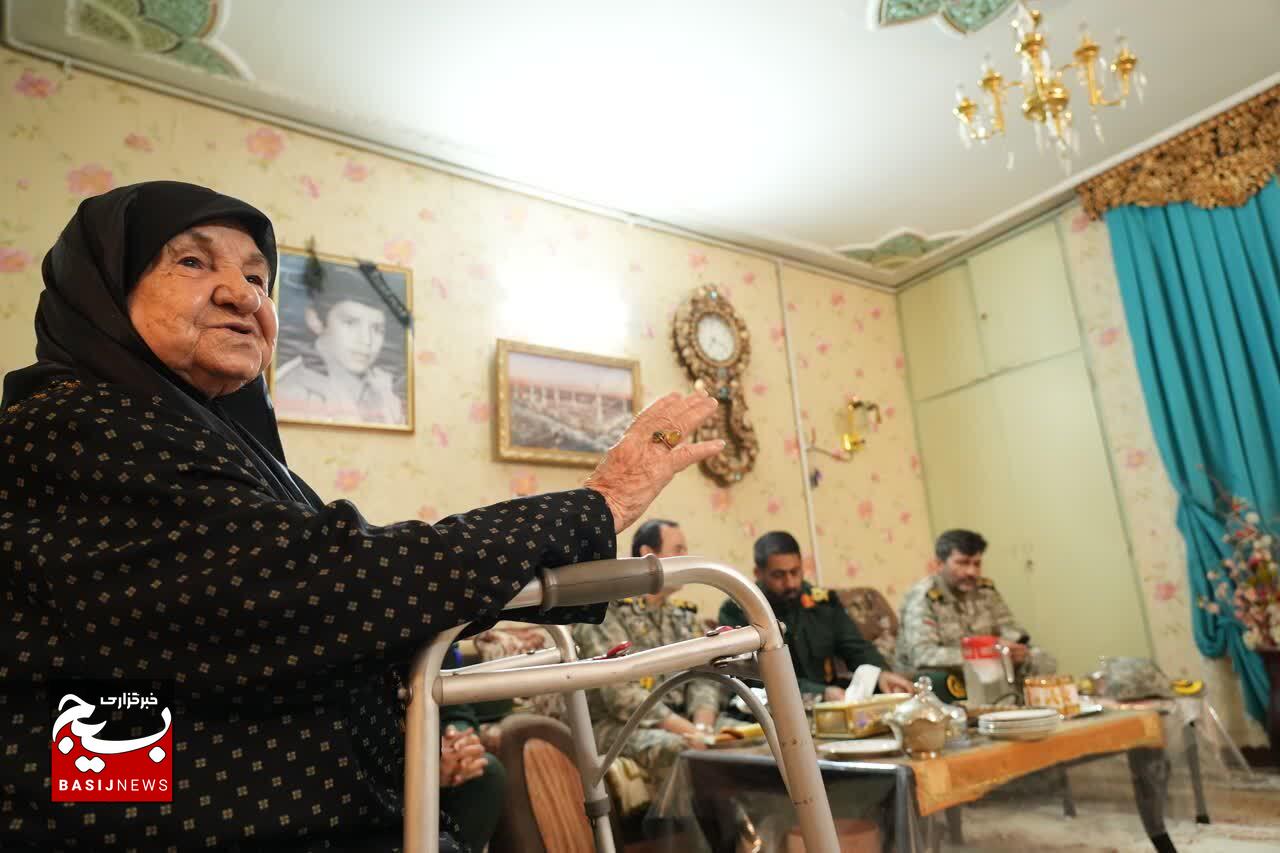 دیدار جانشین معاونت فرهنگی و تبلیغات دفاعی ستاد کل نیروهای مسلح و فرمانده سپاه حضرت ابوالفضل(ع) از خانواده شهید مفقودالاثر مصطفی جاناحمدی دیدار جانشین معاونت فرهنگی و تبلیغات دفاعی ستاد کل نیروهای مسلح و فرمانده سپاه حضرت ابوالفضل(ع) از خانواده شهید مفقودالاثر مصطفی جاناحمدی