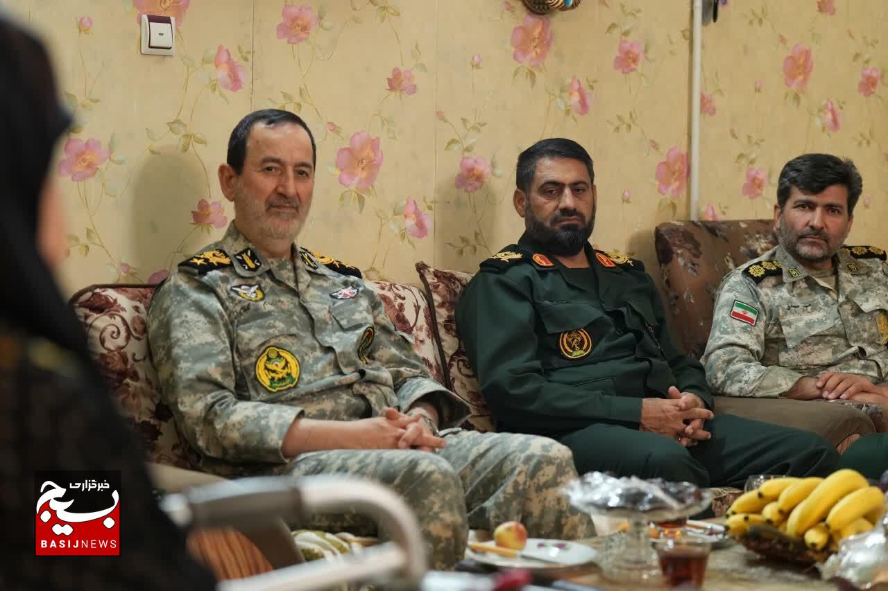 دیدار جانشین معاونت فرهنگی و تبلیغات دفاعی ستاد کل نیروهای مسلح و فرمانده سپاه حضرت ابوالفضل(ع) از خانواده شهید مفقودالاثر مصطفی جاناحمدی دیدار جانشین معاونت فرهنگی و تبلیغات دفاعی ستاد کل نیروهای مسلح و فرمانده سپاه حضرت ابوالفضل(ع) از خانواده شهید مفقودالاثر مصطفی جاناحمدی