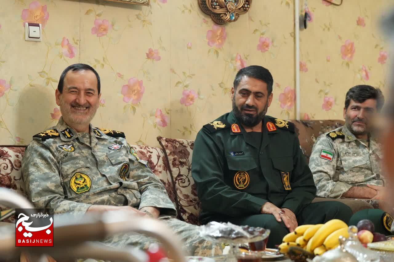 دیدار جانشین معاونت فرهنگی و تبلیغات دفاعی ستاد کل نیروهای مسلح و فرمانده سپاه حضرت ابوالفضل(ع) از خانواده شهید مفقودالاثر مصطفی جاناحمدی دیدار جانشین معاونت فرهنگی و تبلیغات دفاعی ستاد کل نیروهای مسلح و فرمانده سپاه حضرت ابوالفضل(ع) از خانواده شهید مفقودالاثر مصطفی جاناحمدی