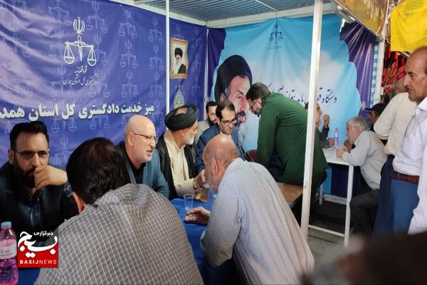 برپایی «میز خدمت» ادارات استان همدان به مناسبت هفته دولت و بسیج کارمندی