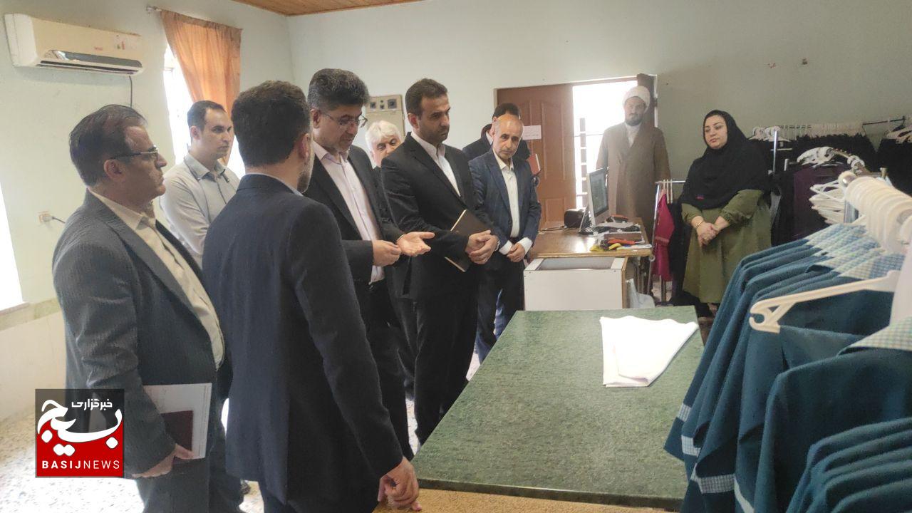 نواختن زنگ مهر و ایثار در مدارس استان گیلان نواختن زنگ مهر و ایثار در مدارس استان گیلان