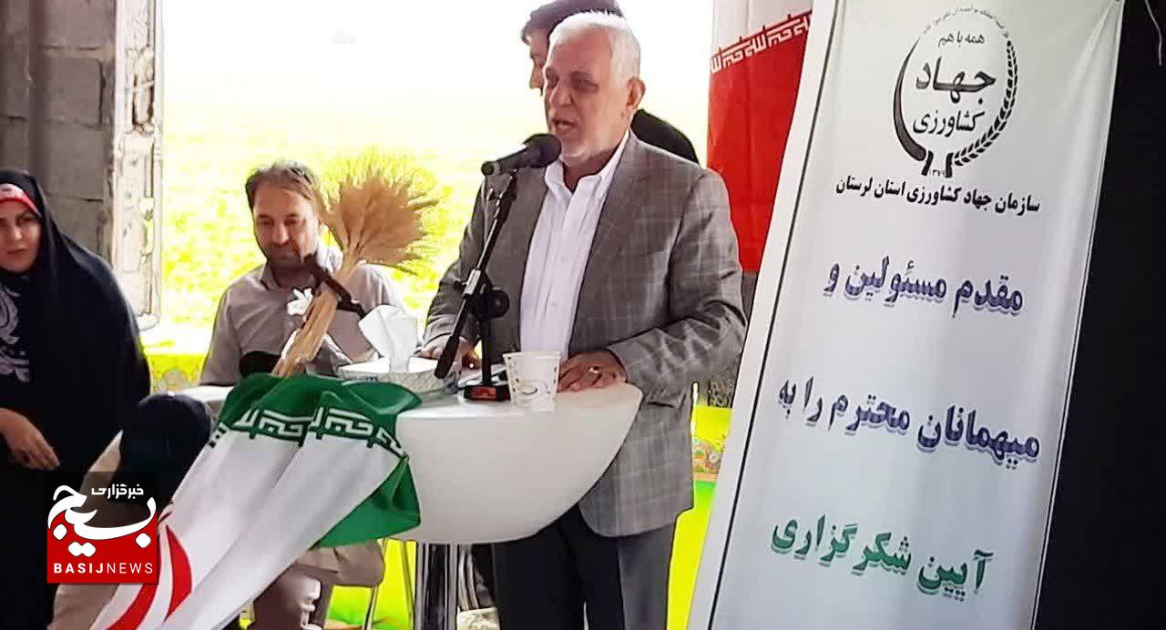 کشاورزان پایه ی استقلال اقتصادی کشور هستند کشاورزان پایه ی استقلال اقتصادی کشور هستند