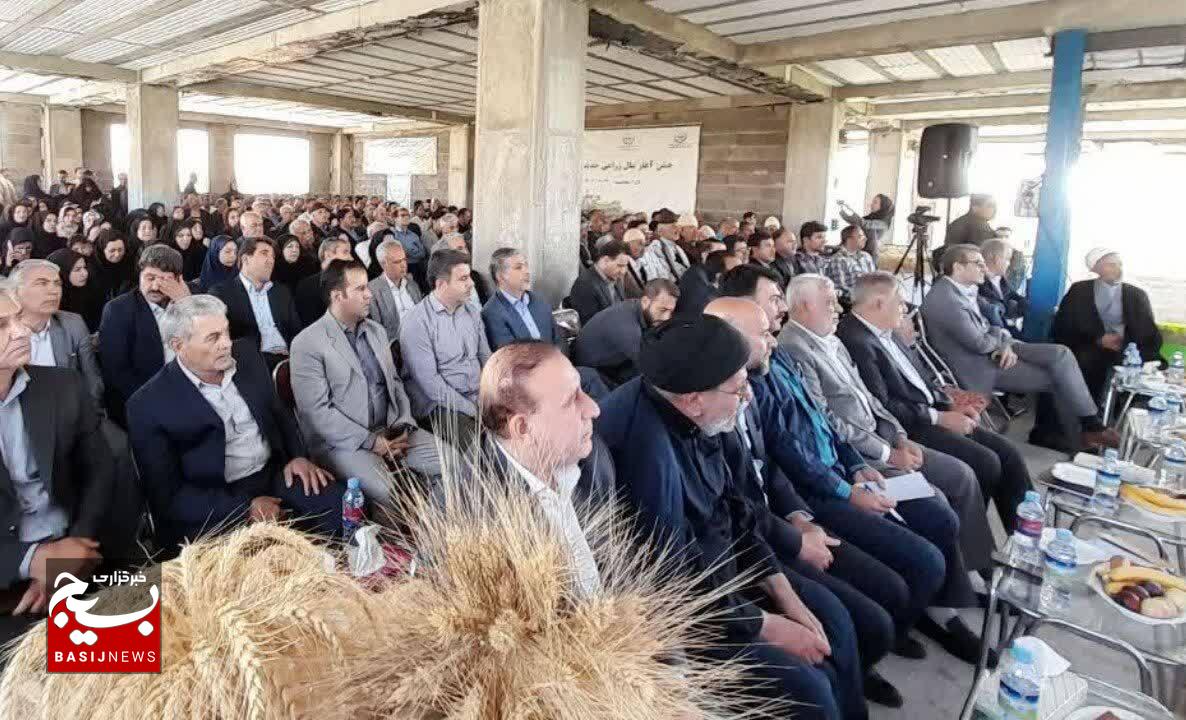کشاورزان پایه ی استقلال اقتصادی کشور هستند کشاورزان پایه ی استقلال اقتصادی کشور هستند