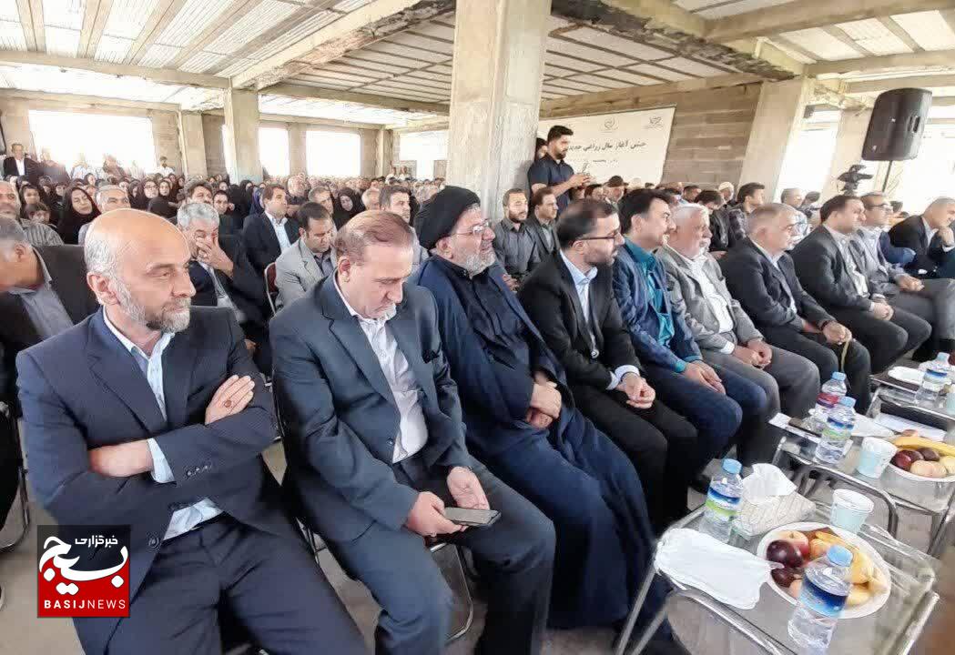 کشاورزان پایه ی استقلال اقتصادی کشور هستند کشاورزان پایه ی استقلال اقتصادی کشور هستند