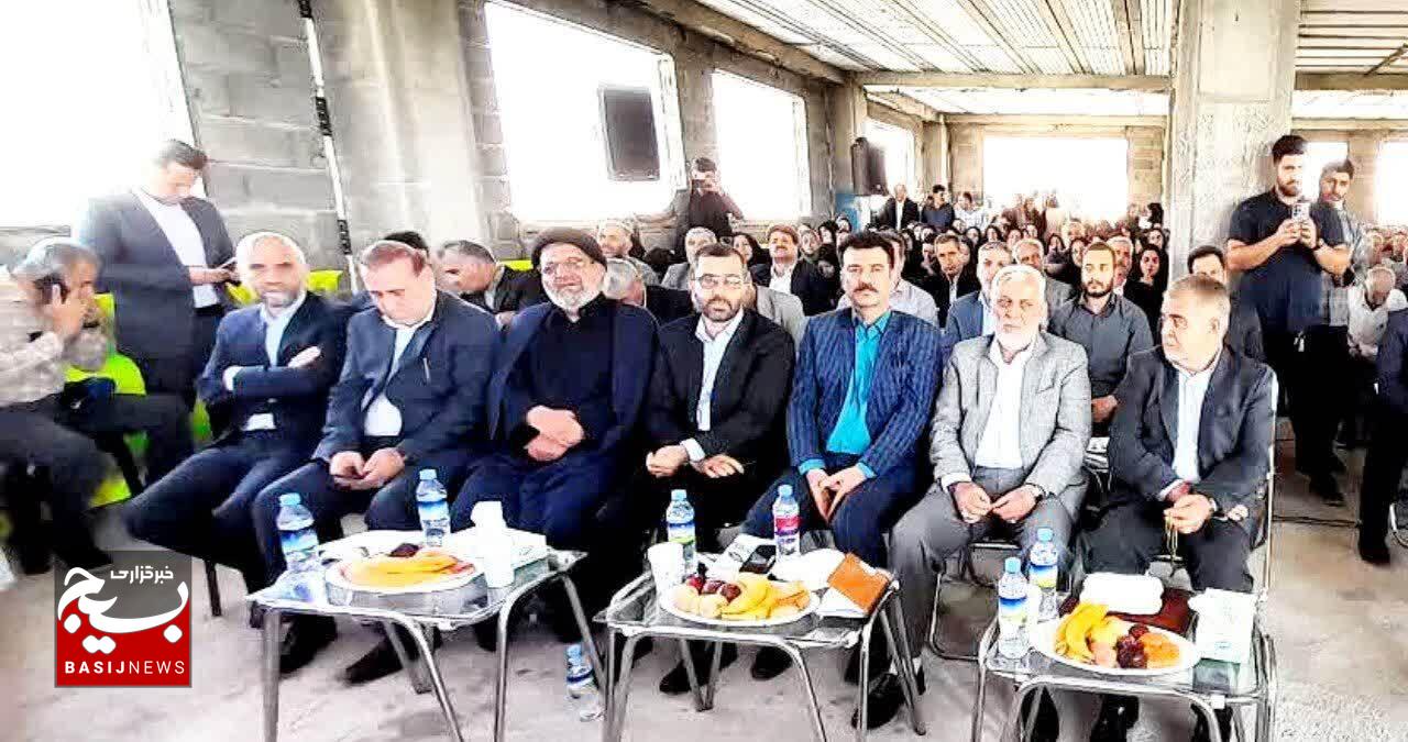 کشاورزان پایه ی استقلال اقتصادی کشور هستند کشاورزان پایه ی استقلال اقتصادی کشور هستند