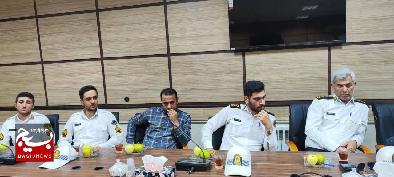 امروز پلیس مردمی، مقتدر و حافظ امنیت و حریم ولایت است امروز پلیس مردمی، مقتدر و حافظ امنیت و حریم ولایت است