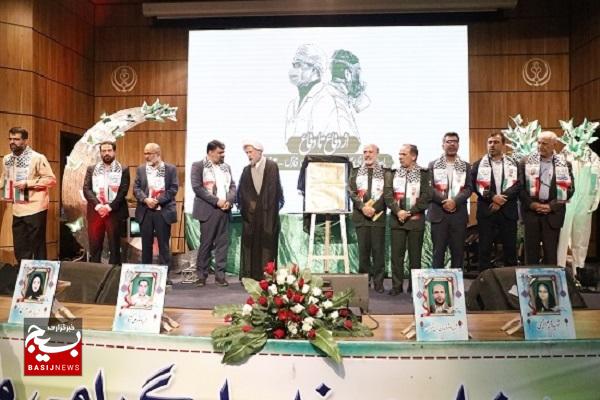 به مراسم شهدا میآییم که بگوییم راه شهدا ادامه دارد به مراسم شهدا میآییم که بگوییم راه شهدا ادامه دارد