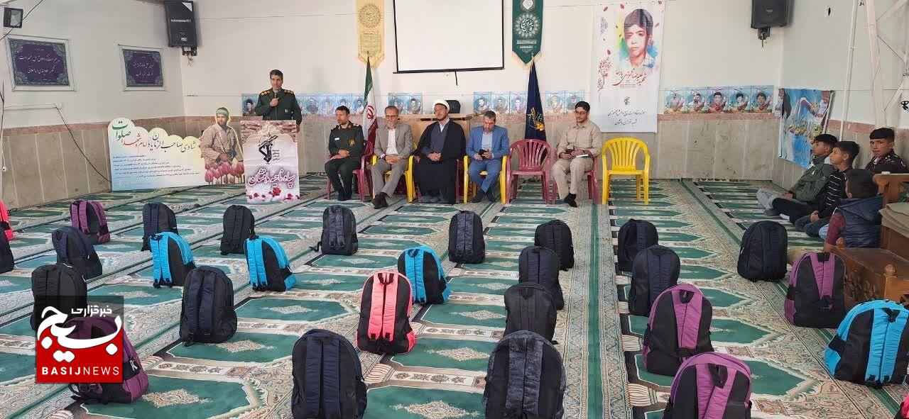توزیع یکصد بسته تحصیلی بین دانش آموزان نیازمند این شهرستان توزیع یکصد بسته تحصیلی بین دانش آموزان نیازمند این شهرستان