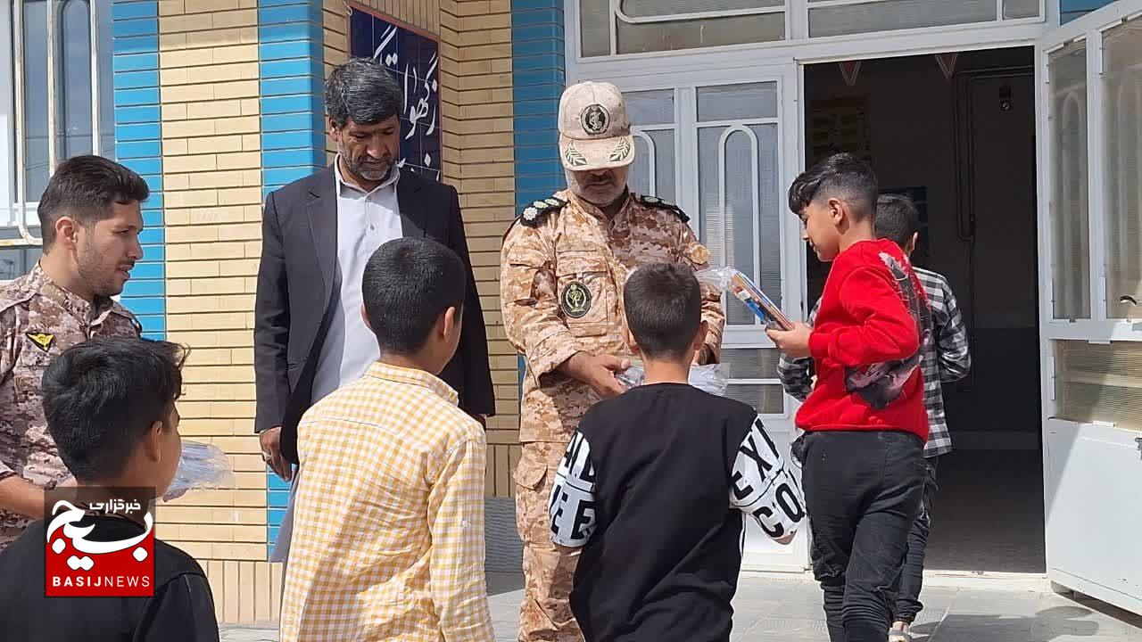 اهدای ۱۵۰۰ بسته نوشت افزار به دانشآموزان نیازمند ِروستاهای مرزی خراسان رضوی